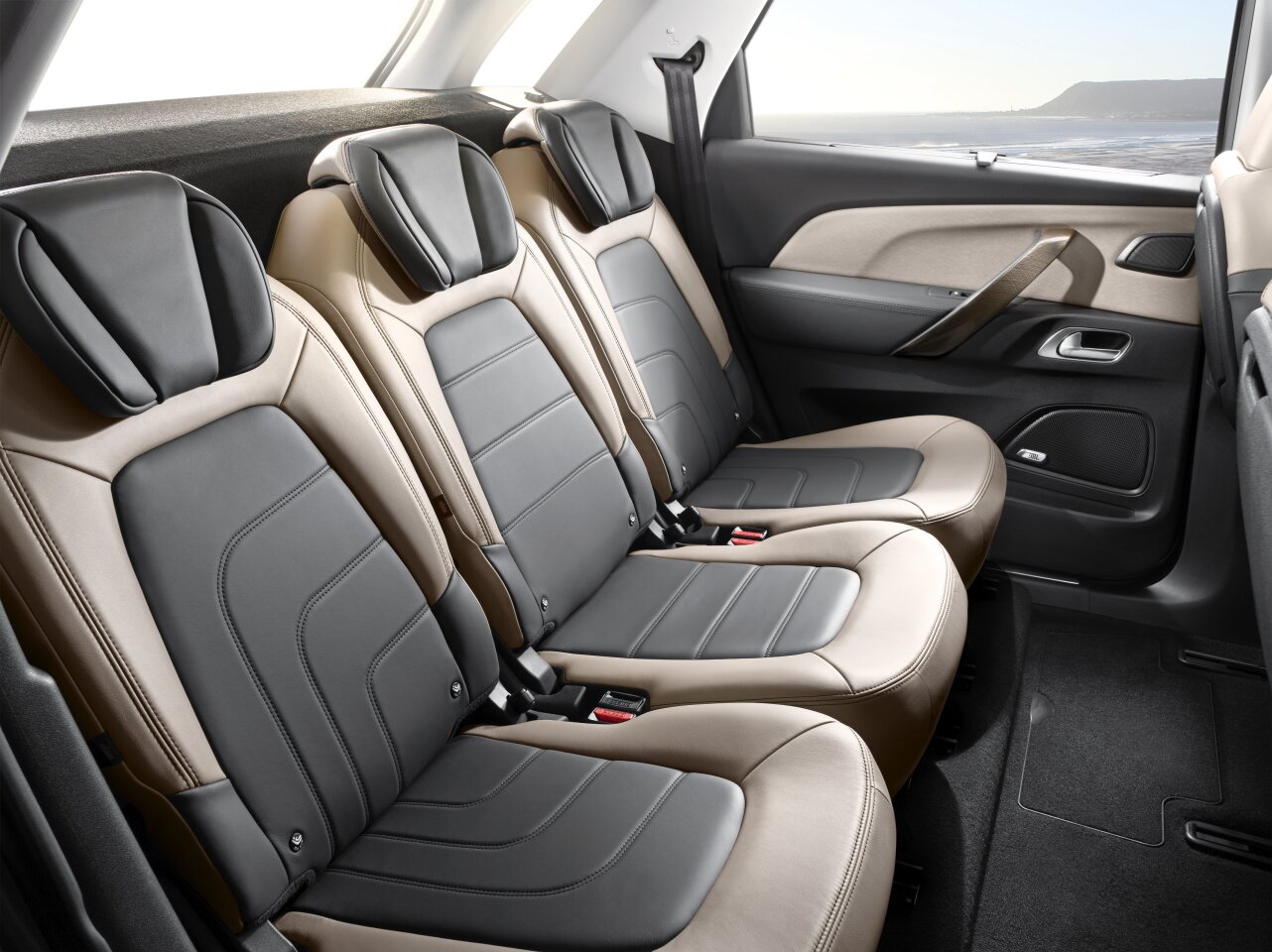 Folding down the five passenger seats provides 537 liters of space, and 630 liters with the front seats pushed up