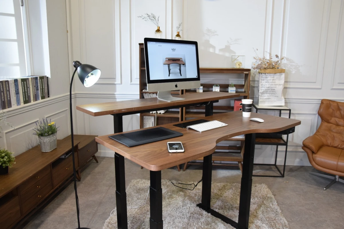 The Gaze Desk features dual mechanical lifts that are designed to engage the front and back motors either separately or together