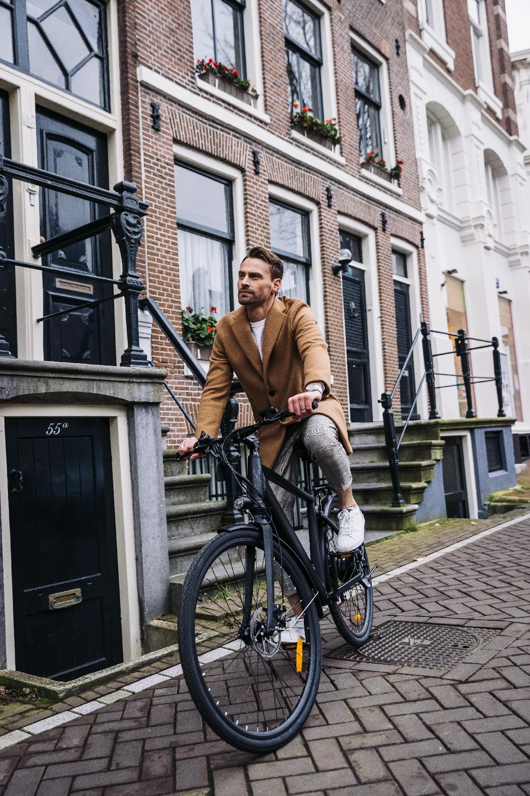 The ebike features Shimano gears and rides on 700c x 40 wheels/tires