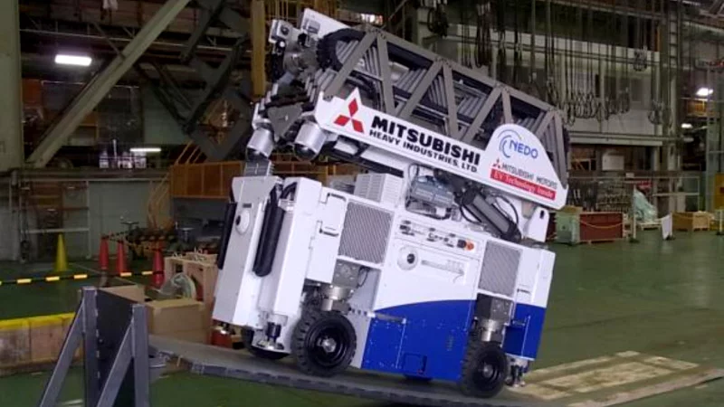 The MHI-Super Giraffe can handle 15 degree slopes and works for 5 hours on a rechargeable battery (Photo: NEDO)