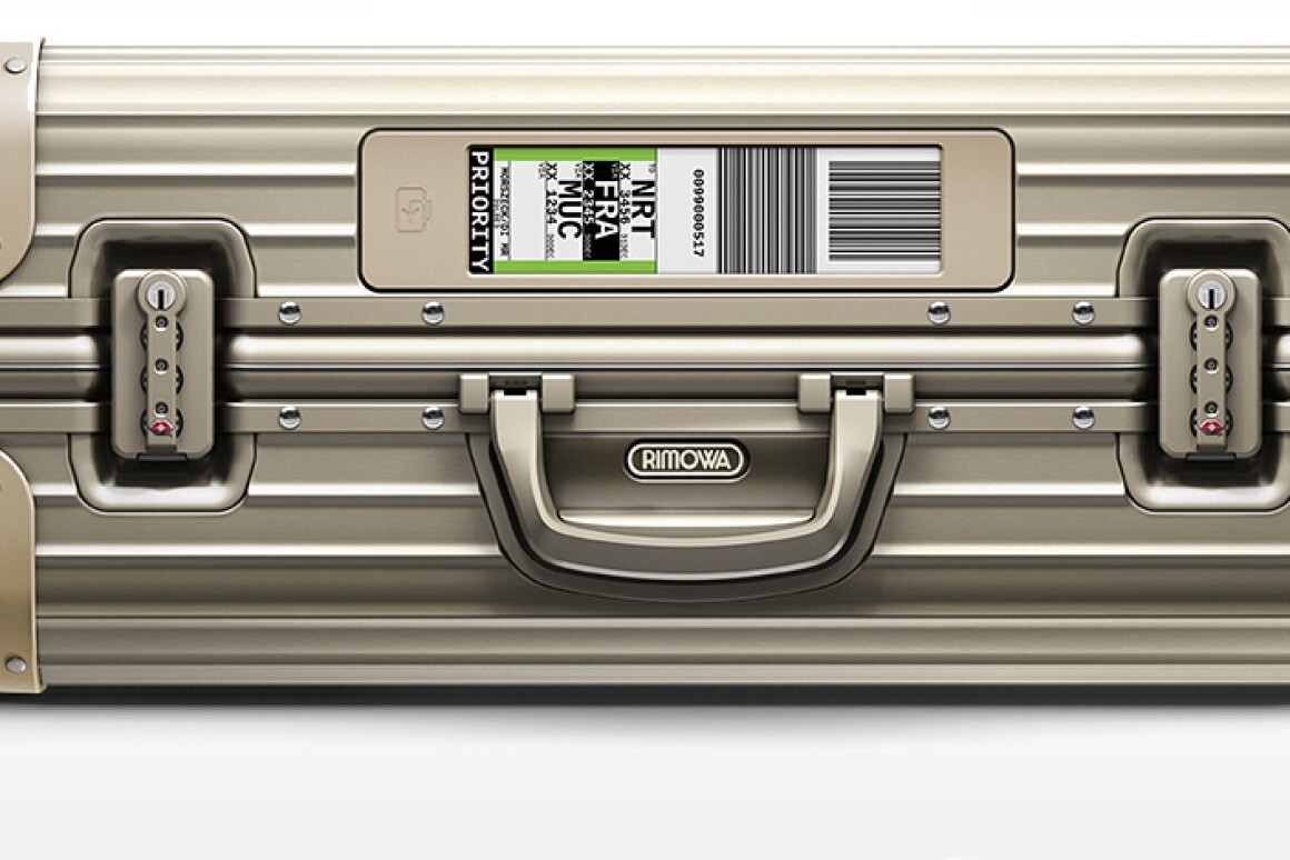 Electronic luggage tag lets travelers checkin bags from home