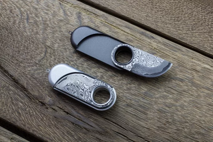 The blade simply folds to lock into place, and remains visible at all times