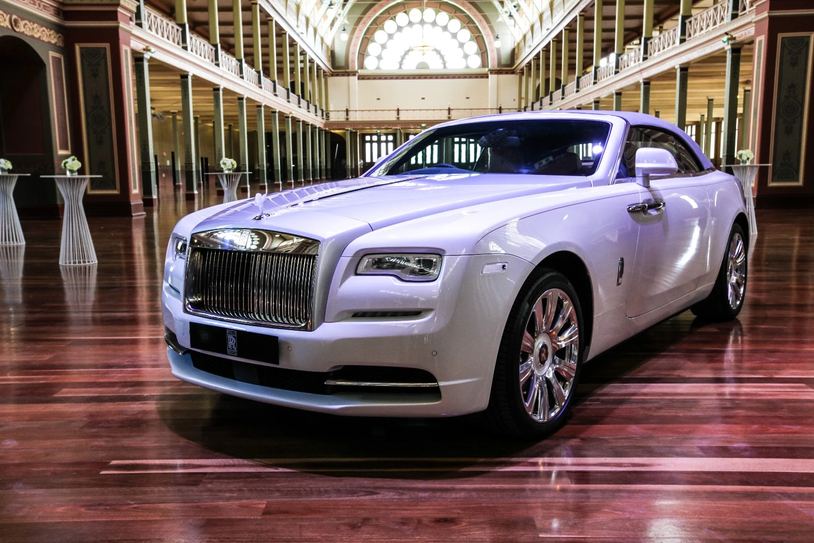 Roof up, the car has a silhouette not unlike that of the Wraith