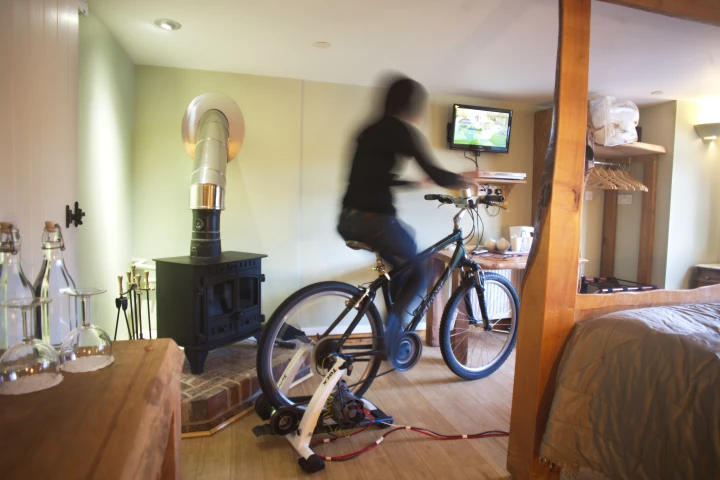 An eco-minded hotel in the UK has installed a bicycle-powered television in one of its rooms