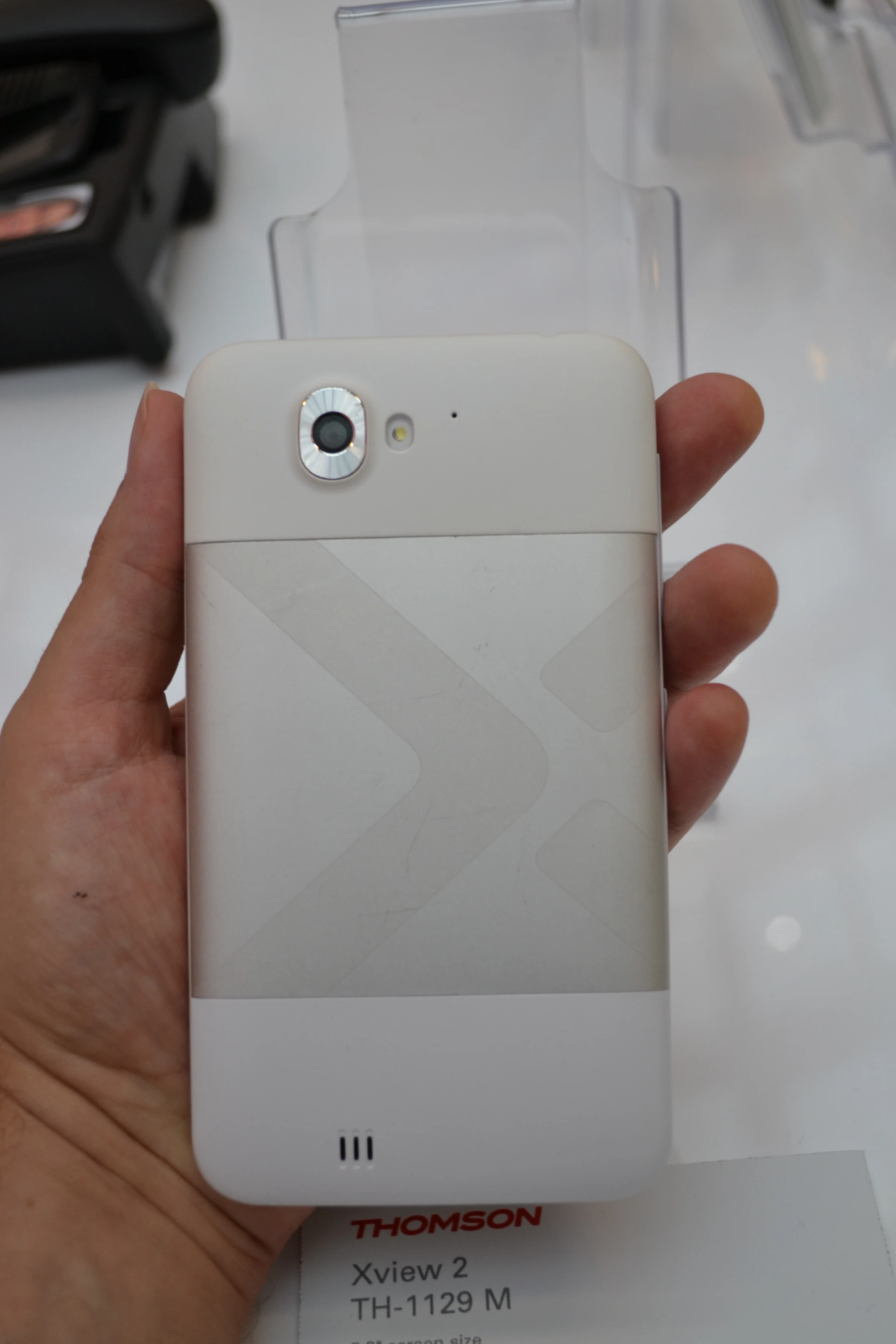 The X-View 2 has an 8-megapixel AF camera with LED flash to the rear and a VGA cam at the front