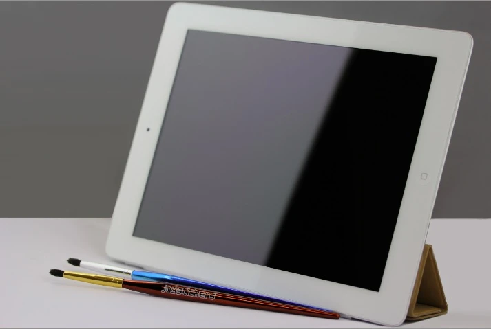 The Flow is a capacitive paintbrush, that allows for the feeling of using a traditional paintbrush when creating art on a touchscreen device