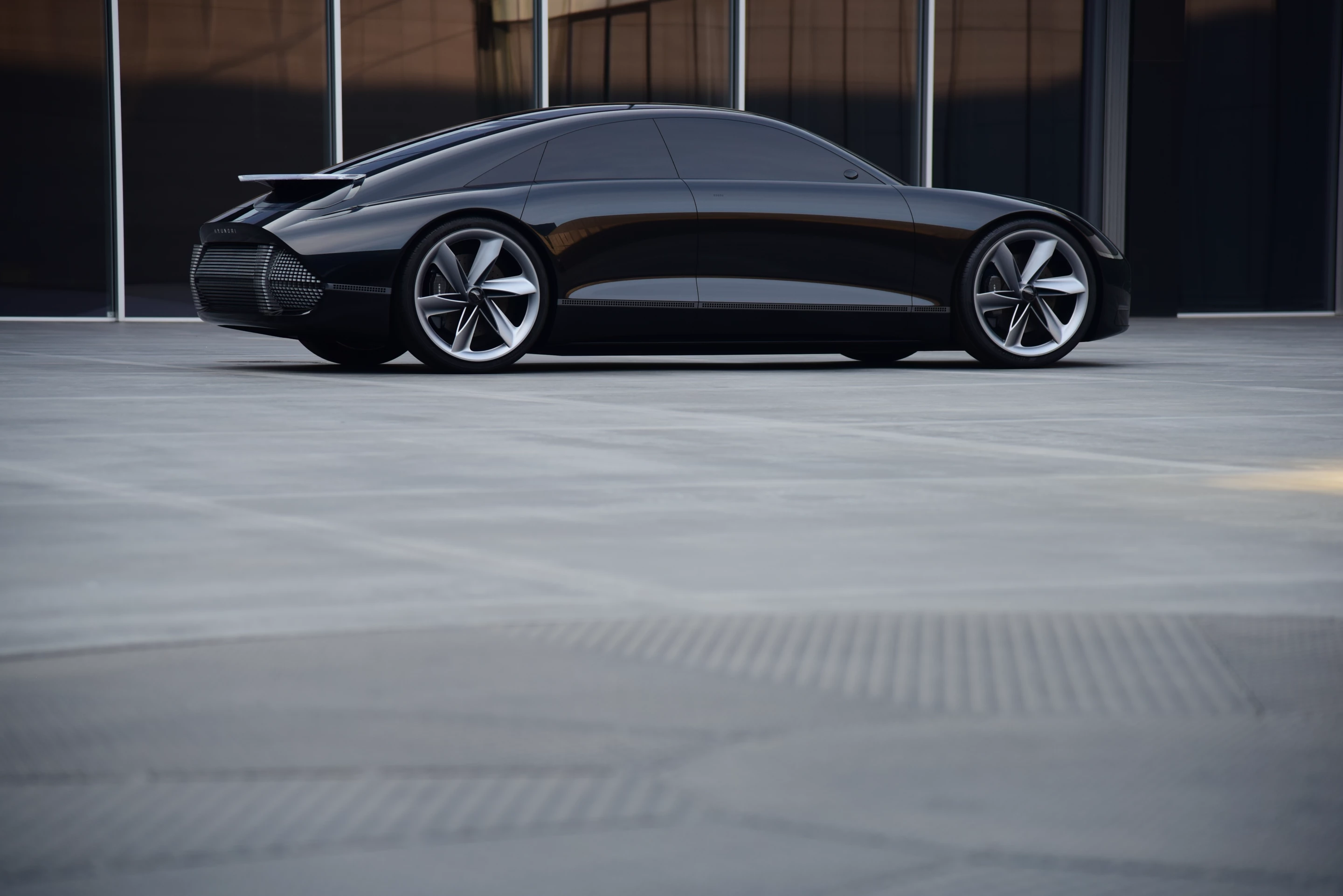 The sporty electric number boasts sweeping curves, a long wheelbase and short overhang, and propeller-like aero wheels