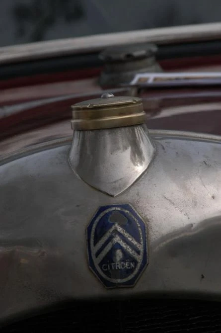 The first octagonal logo was seen in 1919 and is featured here on a Citroën 5CV, the first car to circumnavigate Australia.