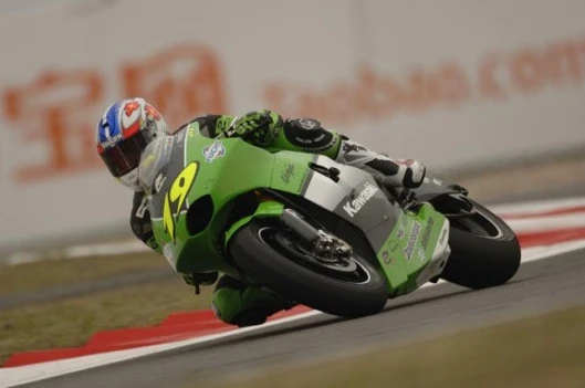 A call-up out of the blue and a two race contract were the setting for what almost turned out to be a fairy-tale finish. Olivier Jacque closed down Rossi in the rain but failed to catch him by the narrowest of margins