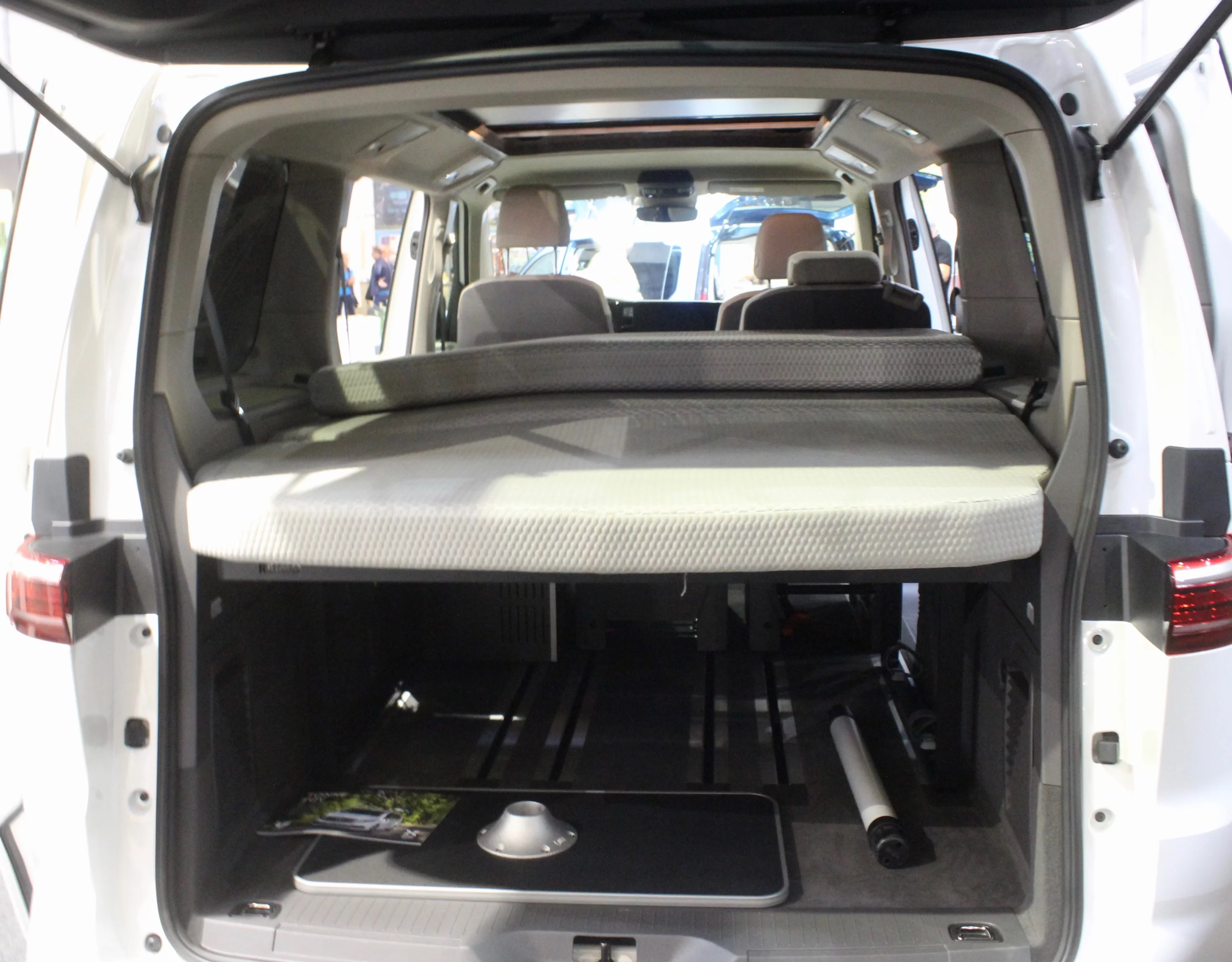 Thanks to its low, compact kitchen, the Freevan accommodates a full-width fold-out double bed