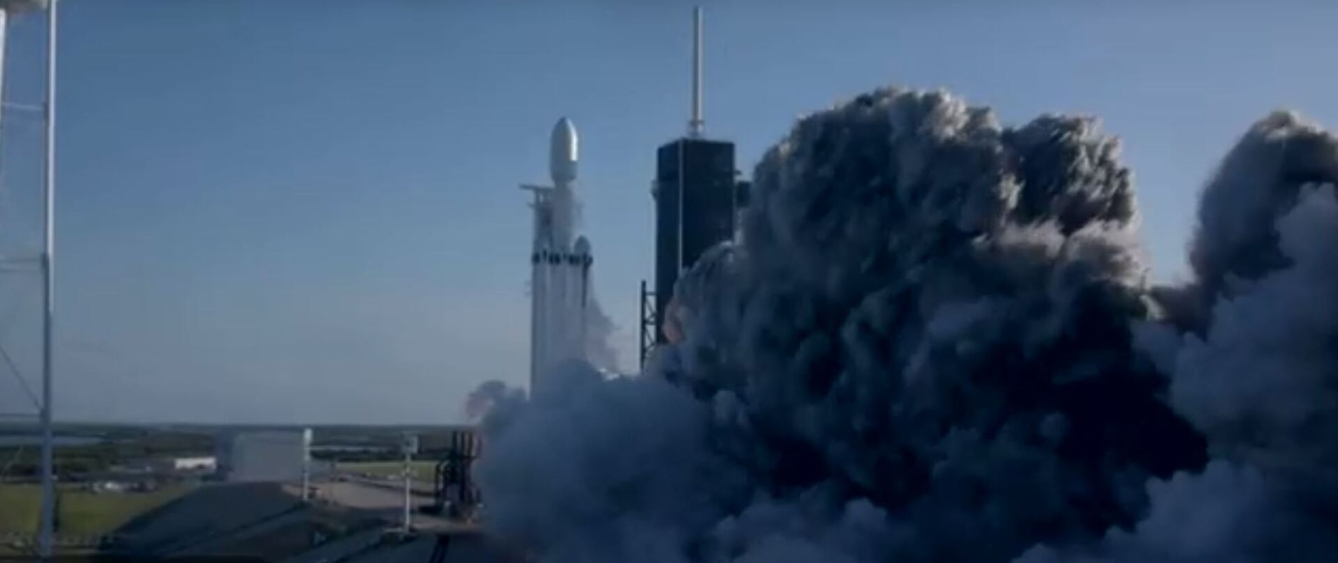 SpaceX nails triple rocket landing following Falcon Heavy's first