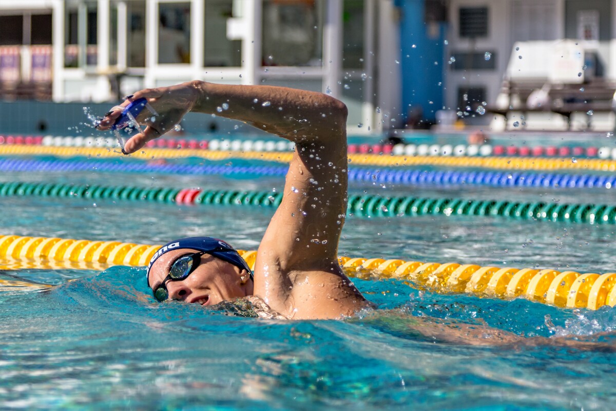 Sensorpackin' hand paddle assesses swimmers' strokes
