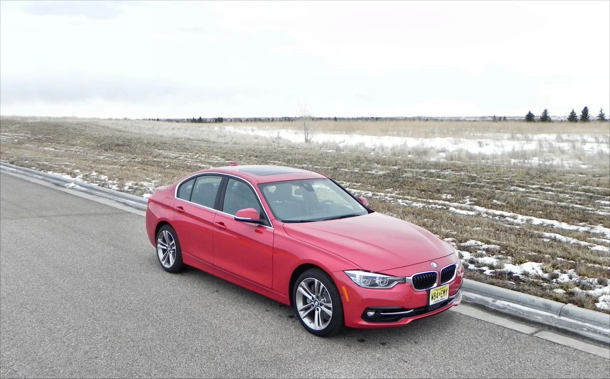 Although external styling changes are minimal for the 2016 model year, the 3 Series sees several other updates that bring it up to par with current trends