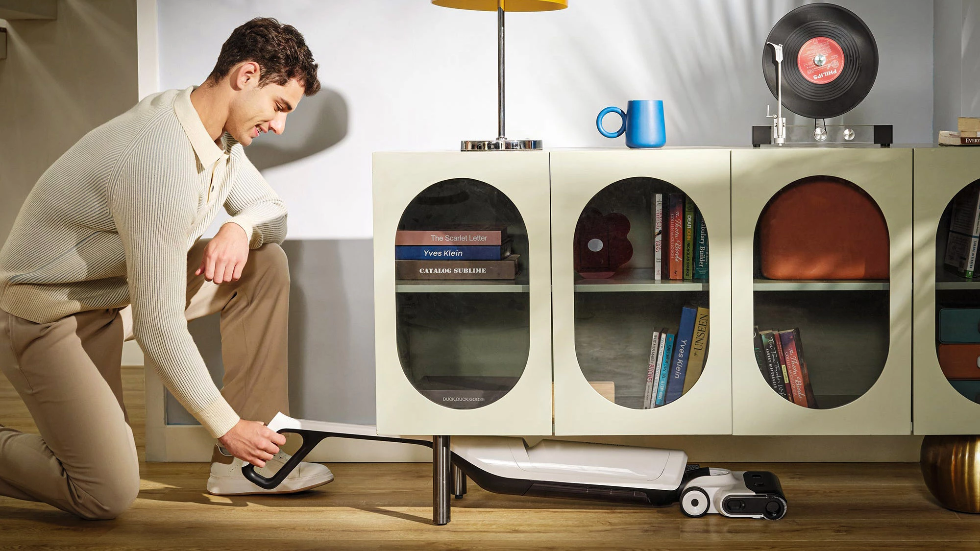 The Flexi Lite can get right under furniture with a 150 mm (5.9 inch) gap to the ground