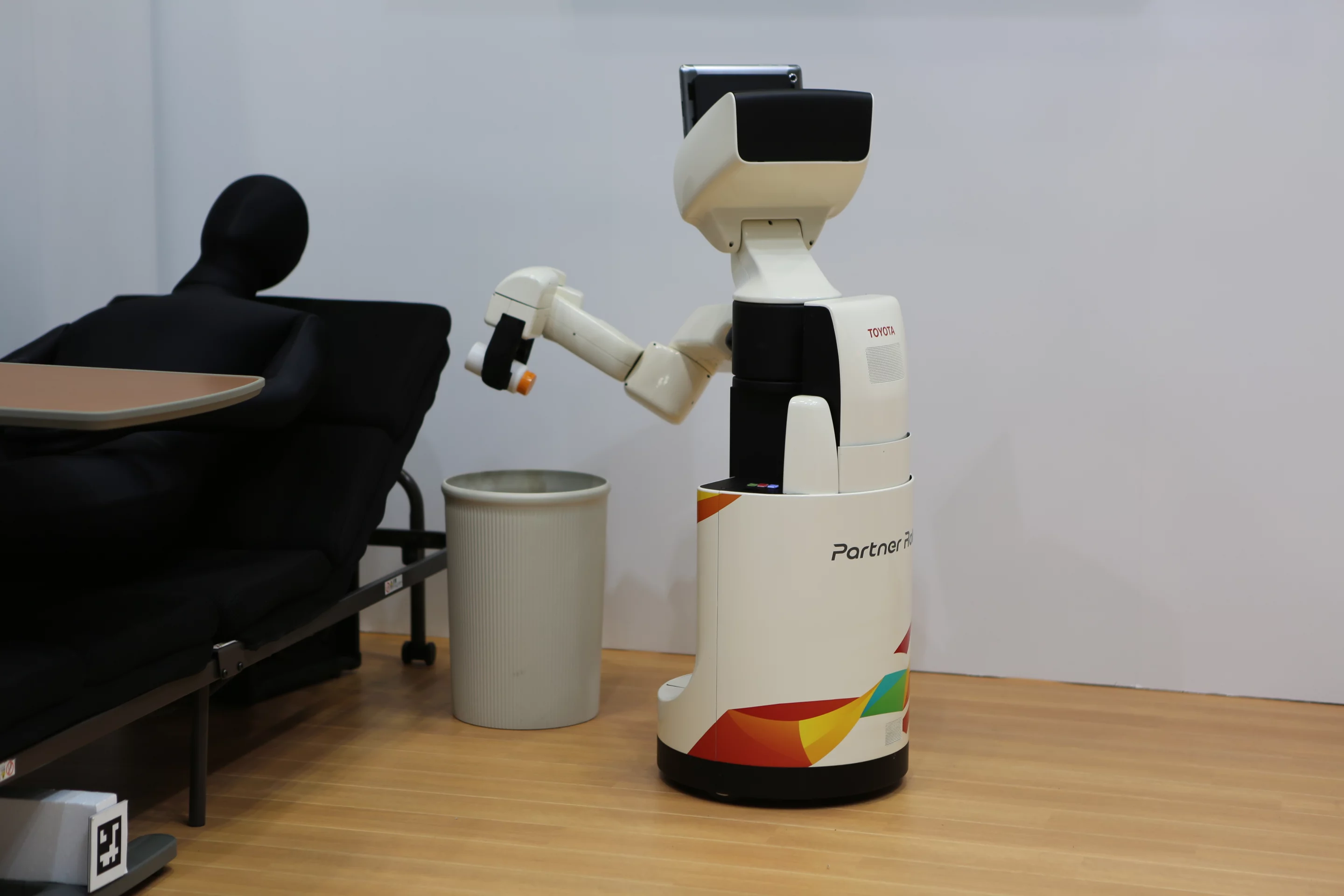 Toyota's Human Support Robot can fetch objects or throw them away (Photo: Mike Hanlon, Gizmag)