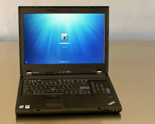 ThinkPad W700ds (screen open animation)