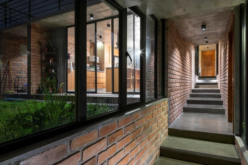 Each unit is interconnected with a stunning interior glass-walled staircase, navigating the steep slope