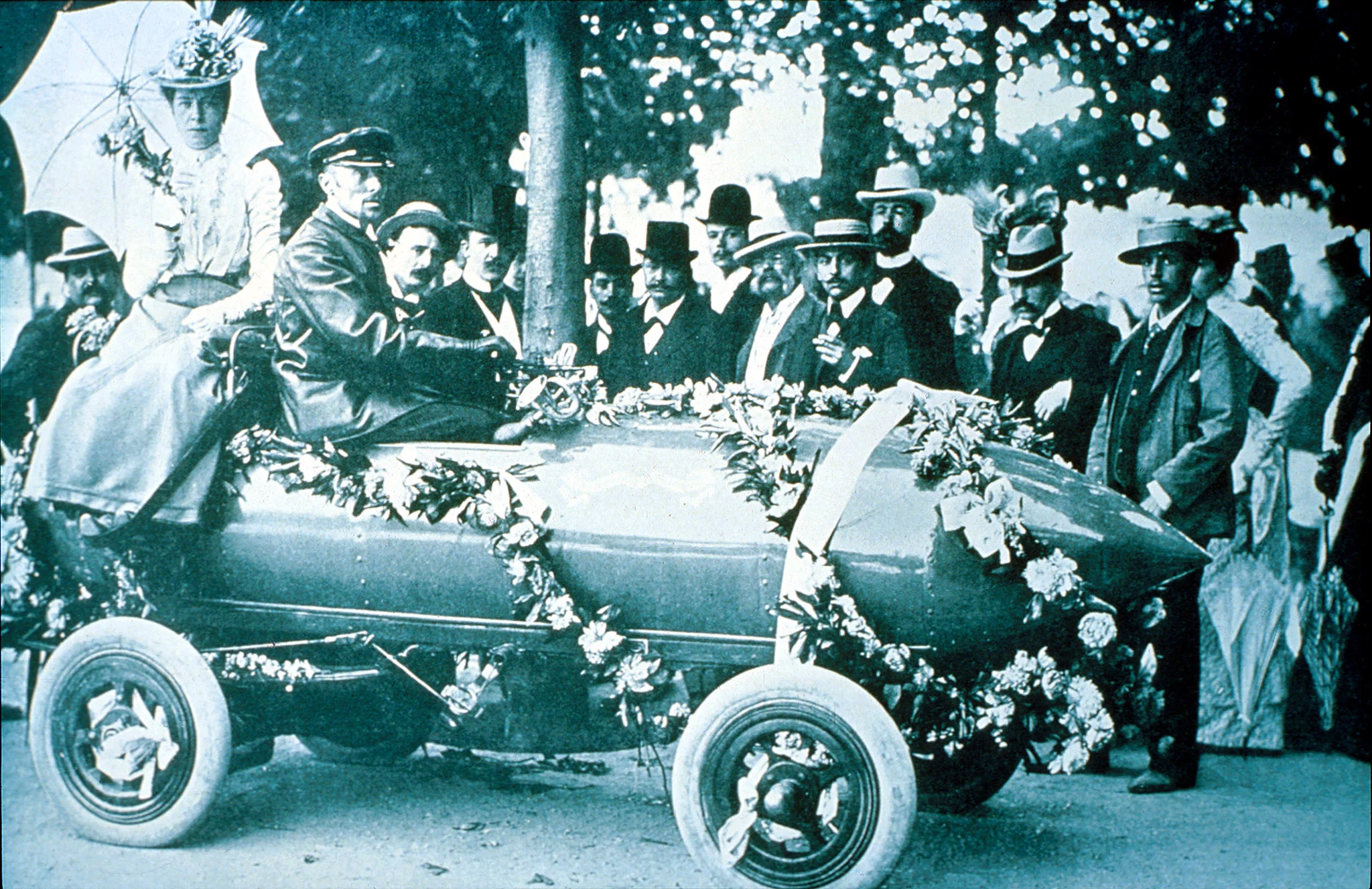 Jenatzy and his wife, who might possibly also be the world's first brolly dolly