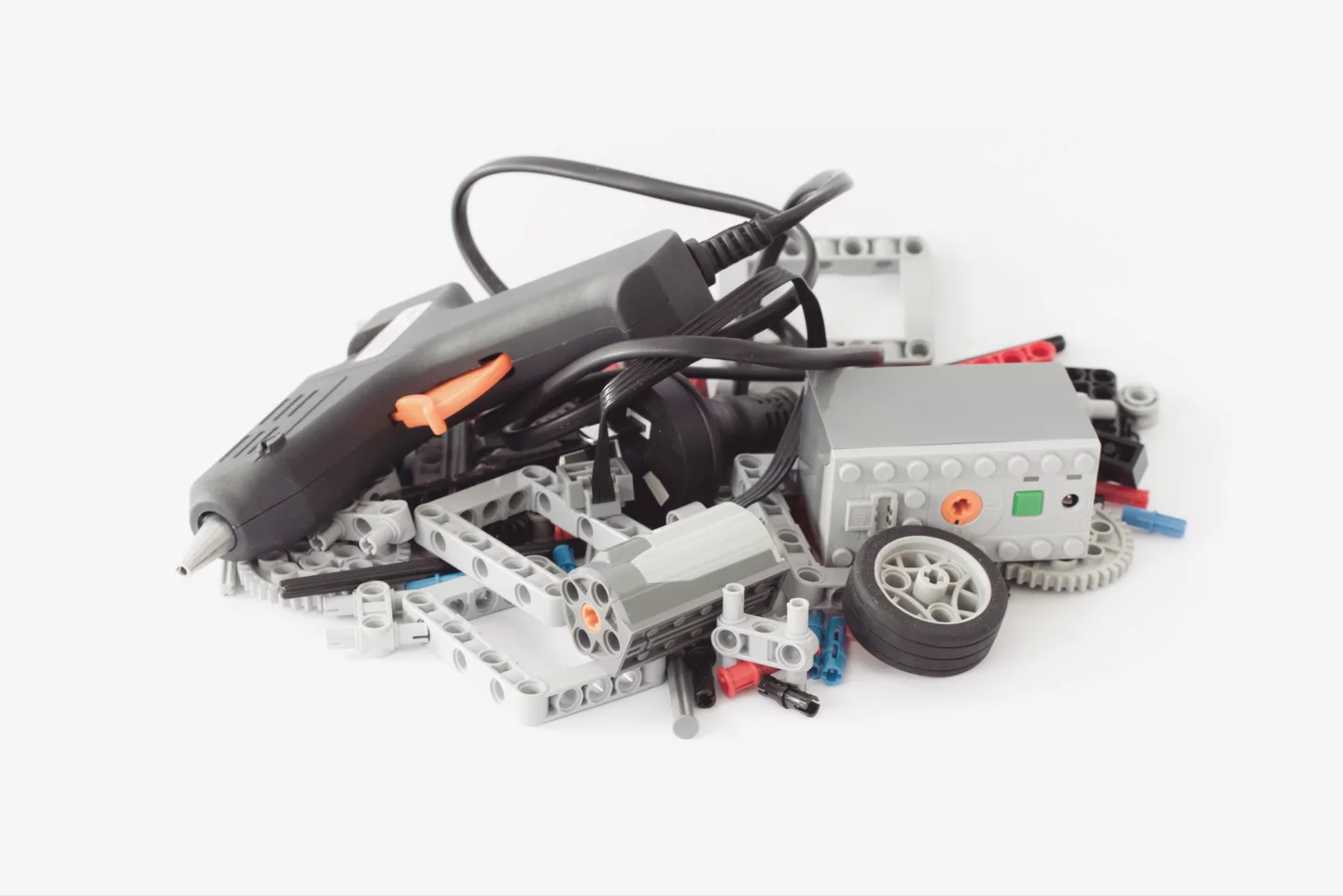 The extruder is made up of 112 Lego Technic parts including an electric 9 V battery box and a 9 V motor, five different sizes of toothed gear wheels, and numerous beams, connectors, axles, bricks and bushes