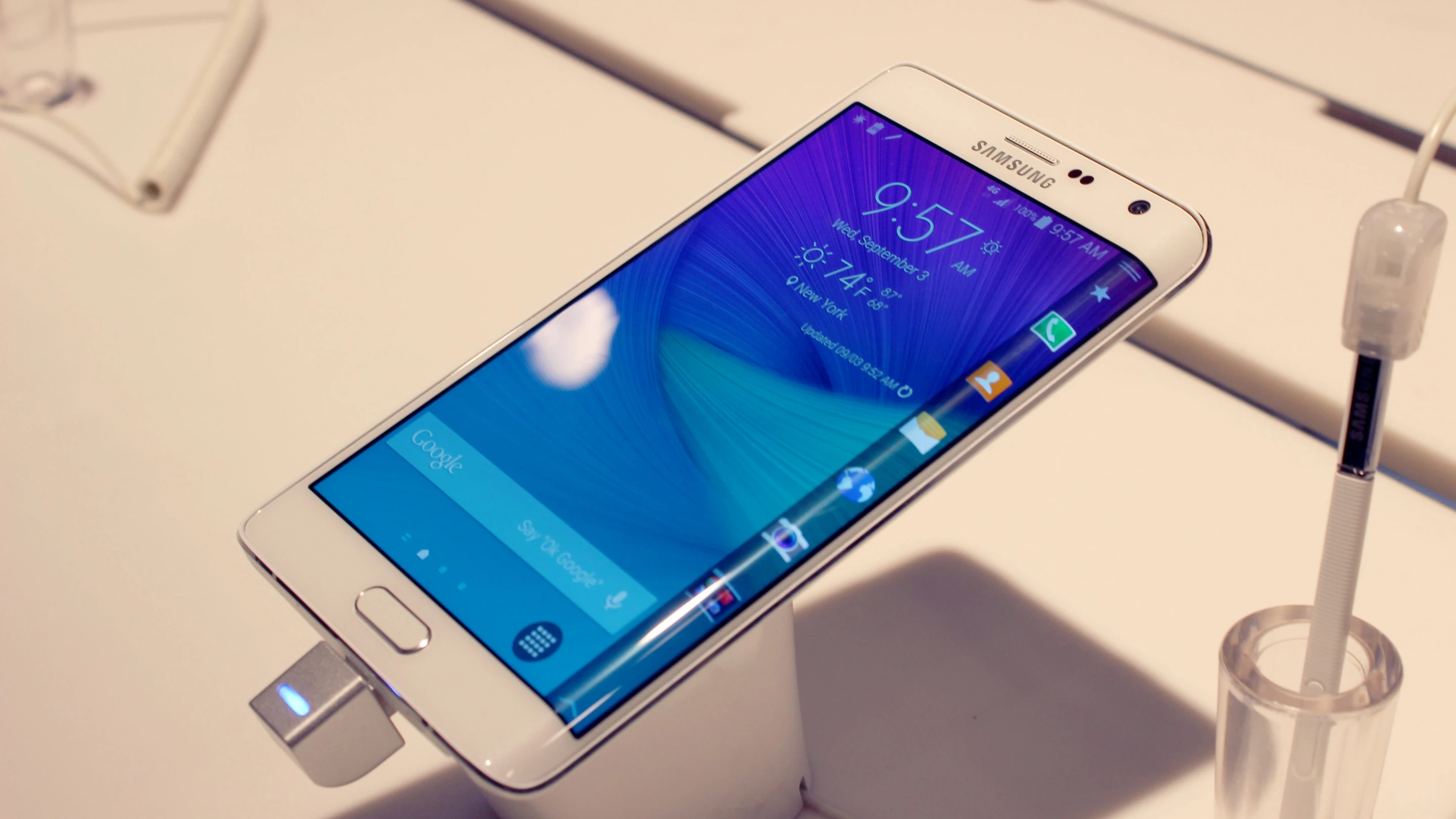 Galaxy Note Edge (Photo: Will Shanklin/Gizmag.com)
