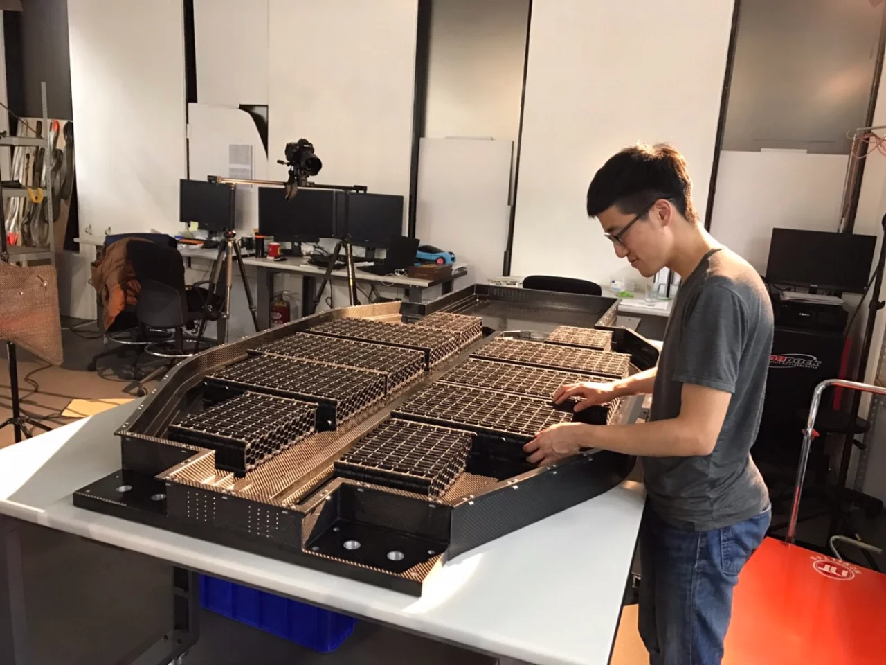 The Miss R's battery pack is made up of 98 Lego-like stackable modules each containing 42 lithium-ion cells, for a total of 4,116 cells