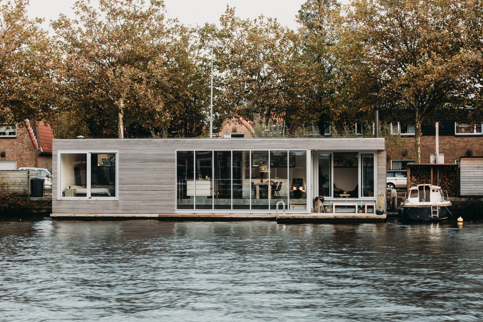 Dutch architectural studio vanOmmeren-architecten has completed an inspiring energy neutral floating home