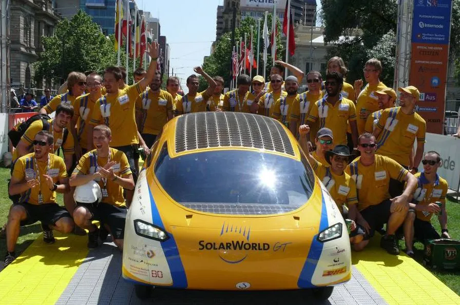 The SolarWorld GT with its team of Bochum University students