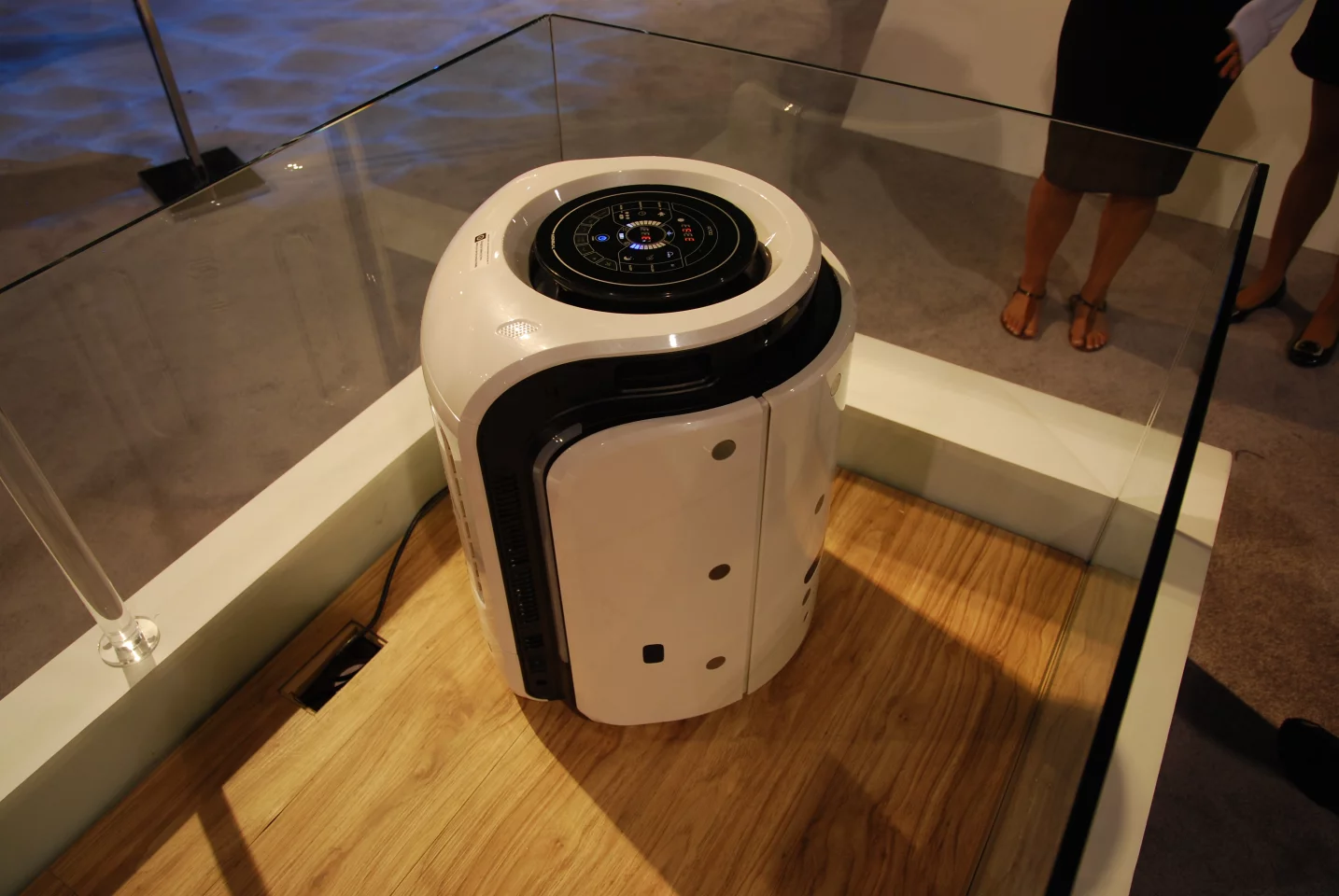 Rydis' H800 robotic air purifier roams the house in search of allergens, odor and dust