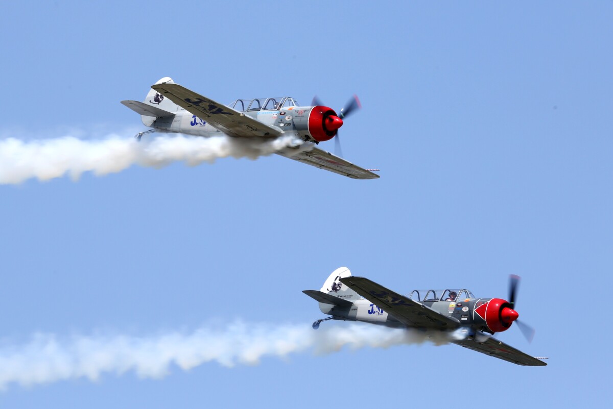 Two Yakovlev Yak-52TW's flying formation (Photo: Angus MacKenzie/Gizmag.com)