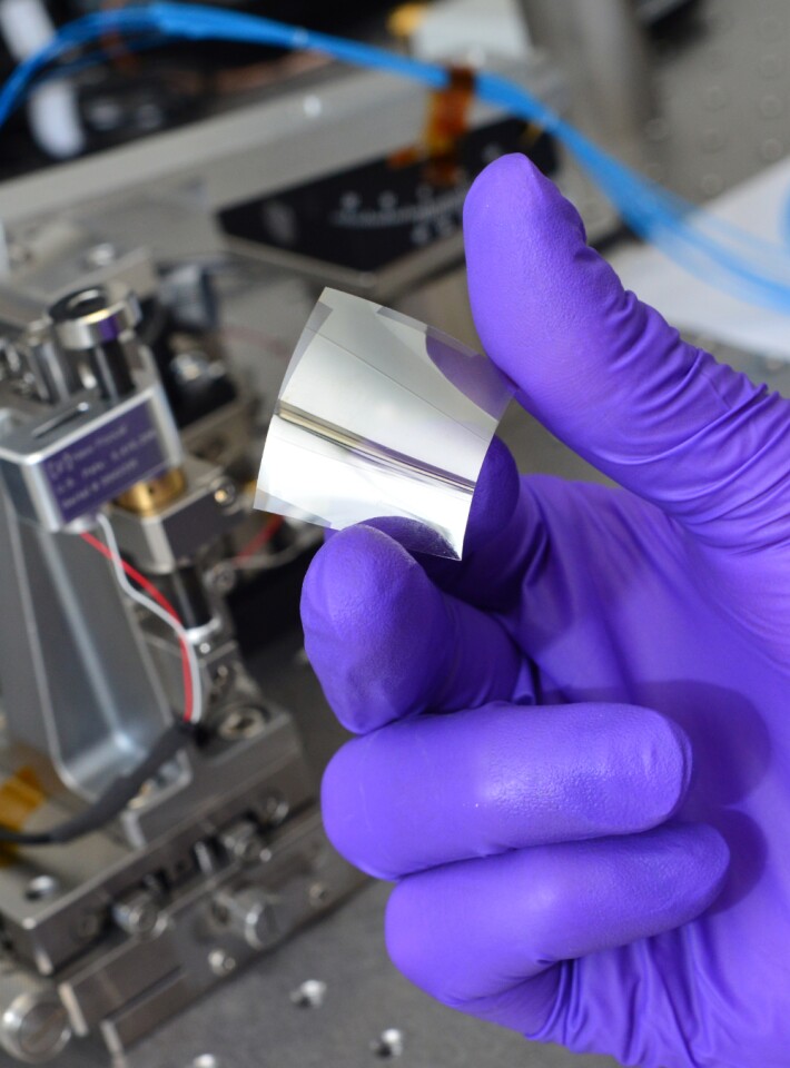 Phase change flexible films in reflective mode created in the Advanced Nanoscale Engineering Laboratory at the University of Oxford, exploiting thin film interference effects (Photo: Isis Innovation)