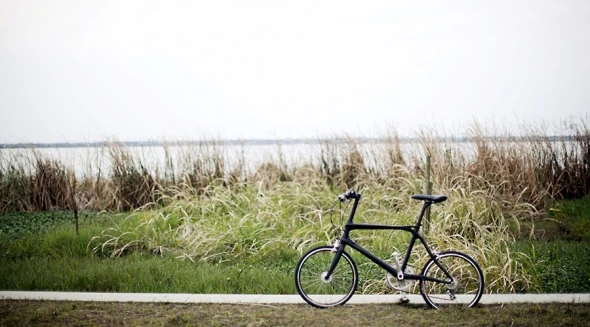Power is provided by an integrated battery, which is in turn charged while riding via a front hub dynamo