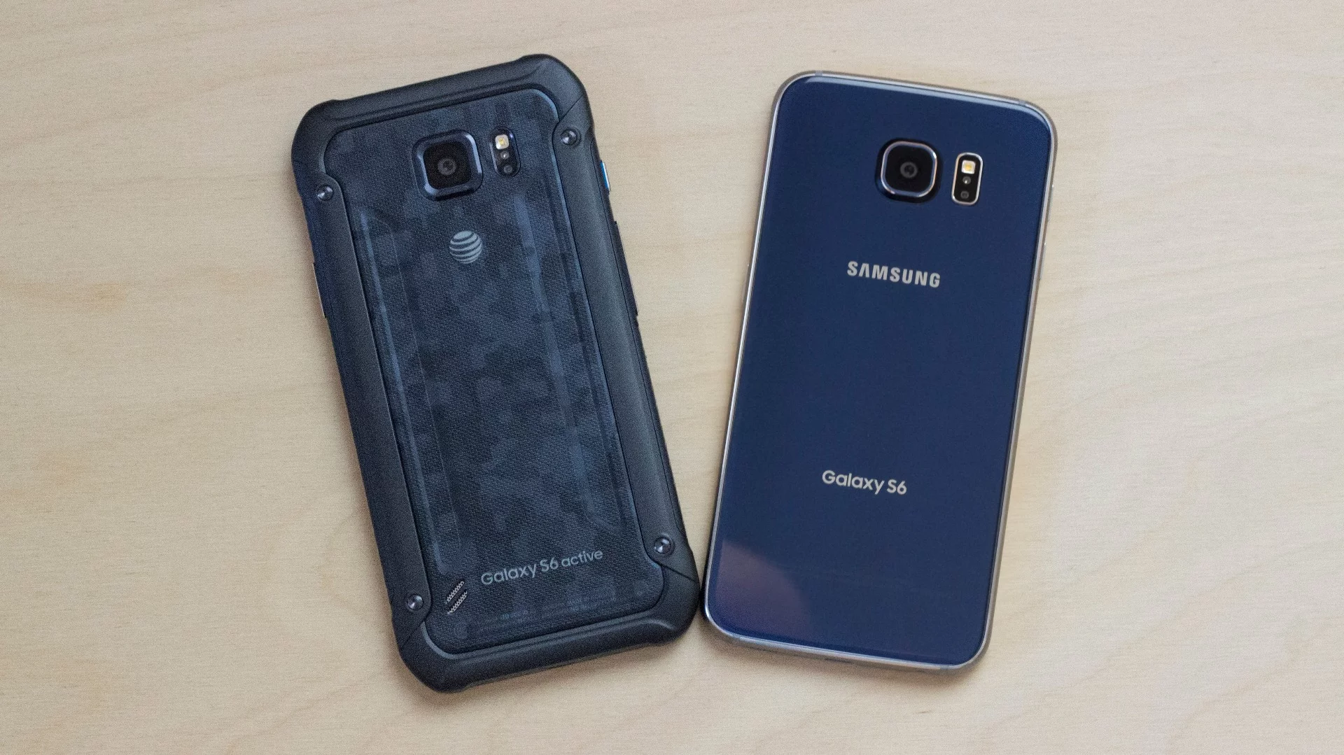 Gizmag compares the Samsung Galaxy S6 Active (left) to the Galaxy S6: two outstanding phones that complement each other perfectly