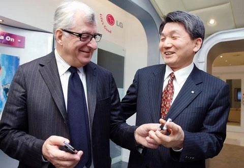 Mr. Patrizio Bertelli, President & CEO of Prada and Mr. Mun-Hwa Park, President & CEO of LG Electronics Mobile Communications