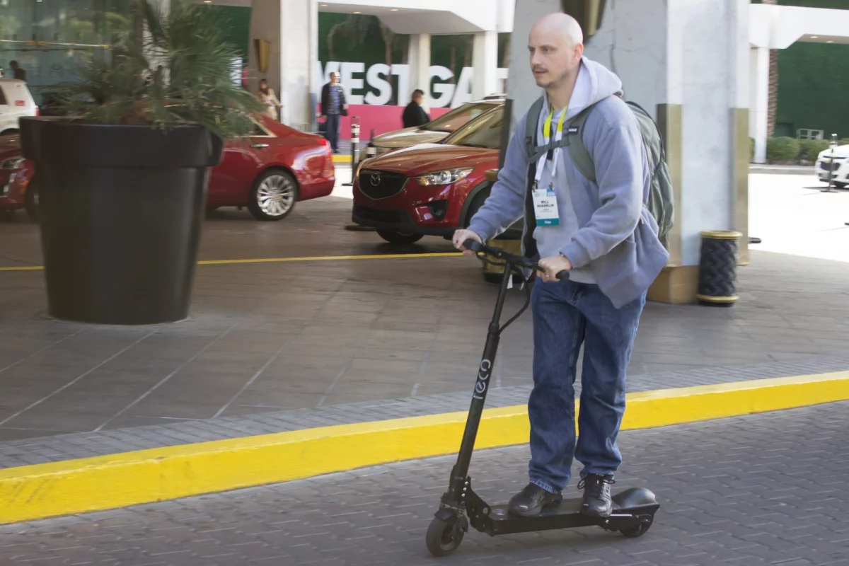 Gizmag reviews the Ecoreco M5 Air, an electric scooter with power, battery life and just plain fun that compensate for its relatively weighty build