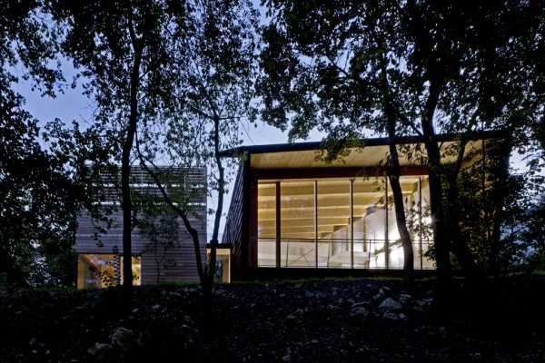 Tvzeb zero-energy home is located in the woodlands a few kilometers from the historic center of Vicenza