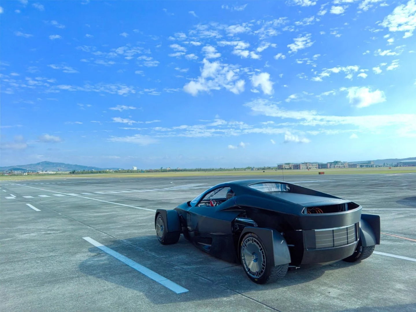 Miss R can zoom to 100 km/h in 1.8 seconds, and reach 200 km/h in 5.1 seconds