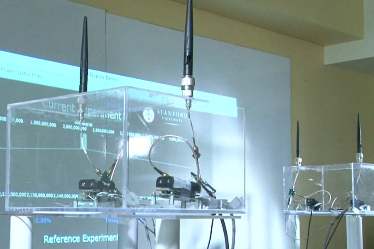 The full duplex radio with two transmitting antennas that cancel each other out at the receiving antenna