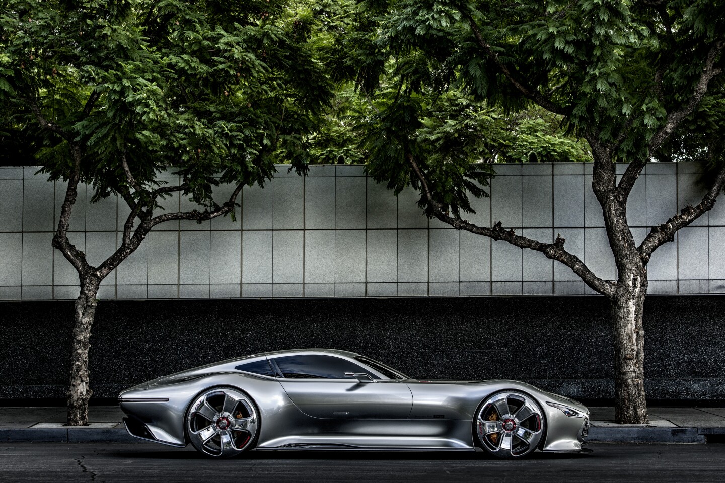 Vision GT has an aluminum space frame with key elements in carbon fiber giving it a weight-to-power ratio of 2.4 kg (5.3 lb) per horsepower