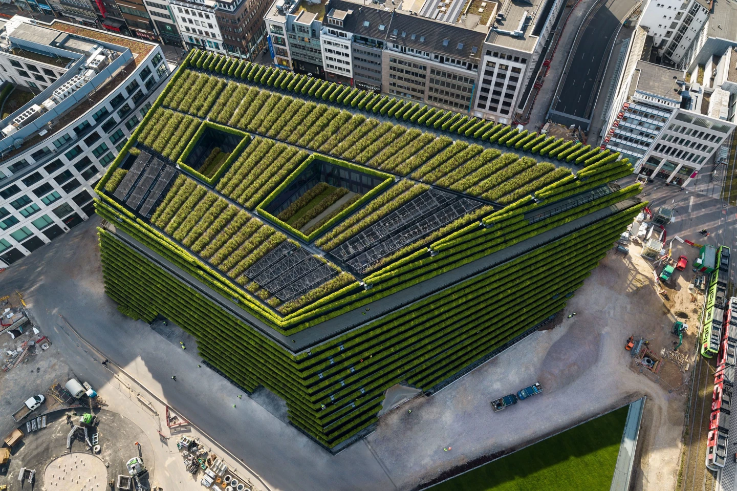 Kö-Bogen II, by Ingenhoven Architects, is located in Düsseldorf and features Europe's largest green facade. The project is a winner in the Green Architecture category of the 2021 Architecture MasterPrize
