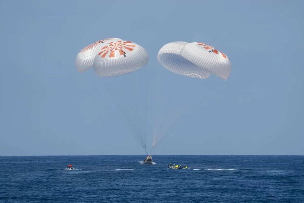 Ax-1 splashing down