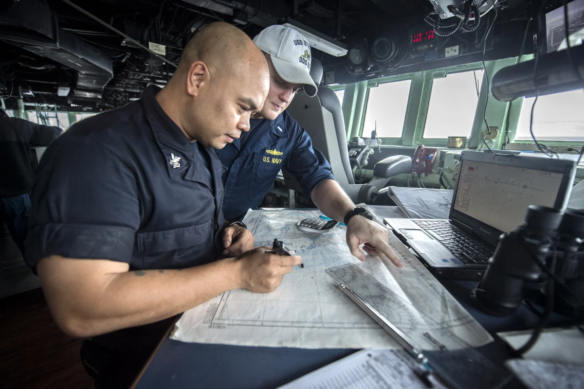 Lt. j.g. Colcord Moore and Quartermaster 1st Class Howell Trinidad discuss navigation charts in the pilot house of guided-missile destroyer USS Stethem (DDG 63) (Photo: US Navy/Mass Communication Specialist Seaman Alonzo M. Archer)
