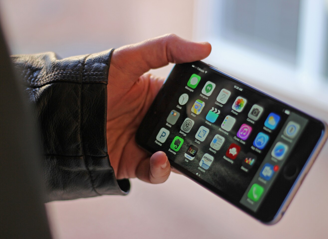As long as your favorite apps support it, landscape mode fits the iPhone 6 Plus like a glove (Photo: Will Shanklin/Gizmag.com)