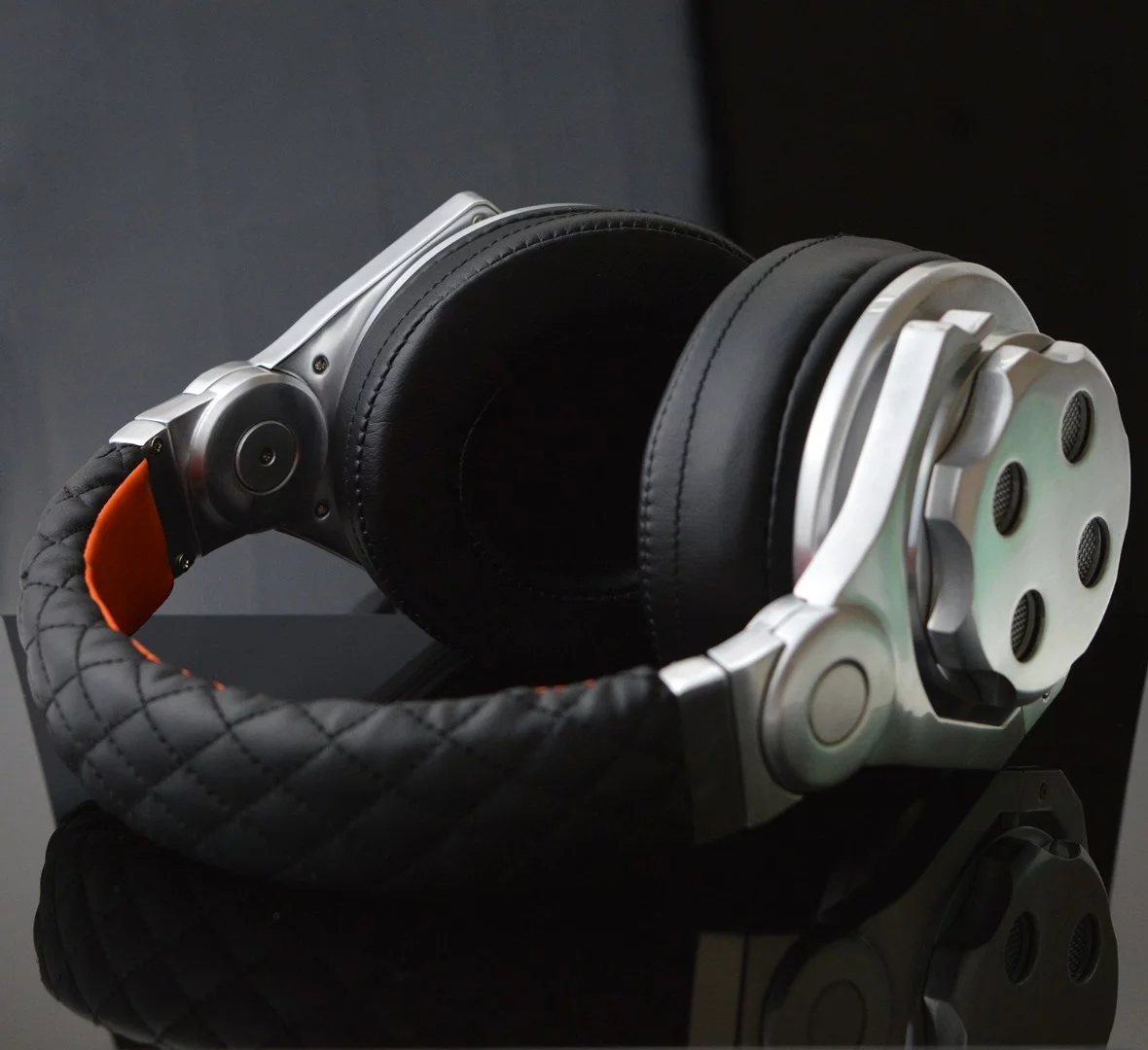 Users can choose open- or closed-back listening by turning the outermost section of each earcup