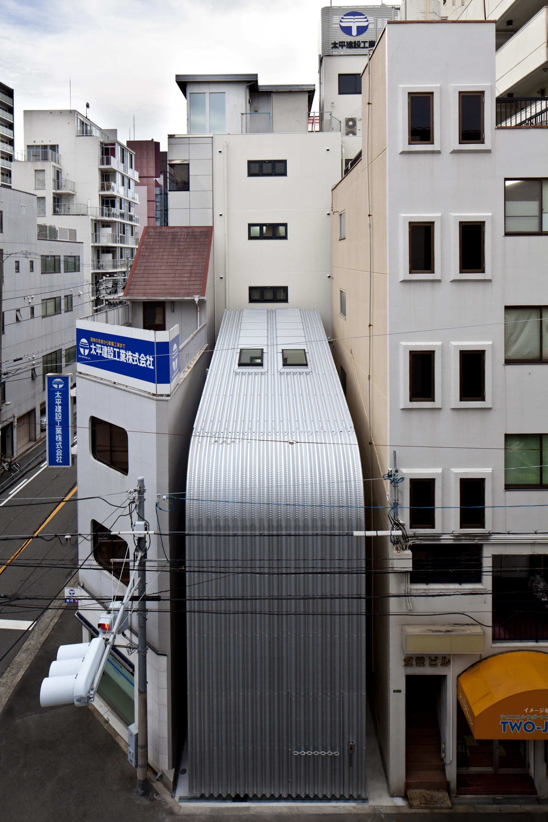 Looking rather like a giant desktop PC case, the Rooftecture OT2 family home is surrounded by buildings on three sides (Photo: Stirling Elmendorf)