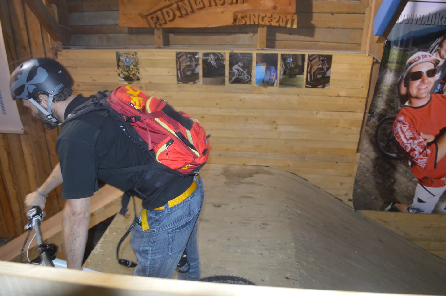 This photo of Mario shows how the cable is routed to the plug underneath the saddle