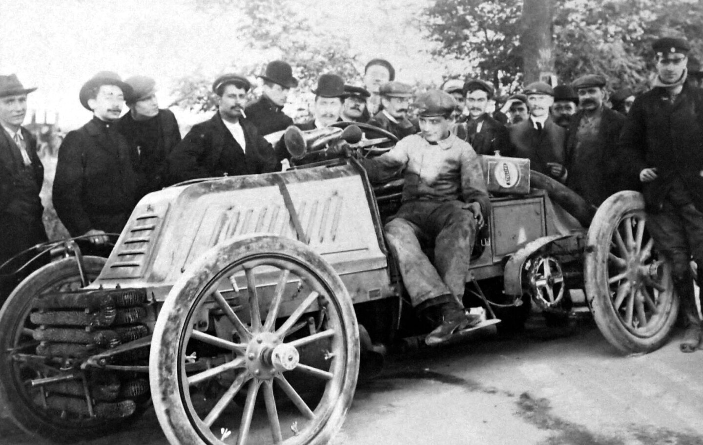 The first car with an internal combustion engine (ICE) to hold the automobile speed record, was the 60-hp, 10 liter four-cylinder Mors. At Chartres, France the mors Type Z ran 76.08 mph (122.44 km/h) in the hands of William K Vanderbilt.