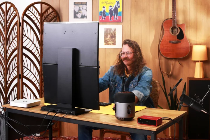 Geminos X: lots of screen without demanding lots of desk