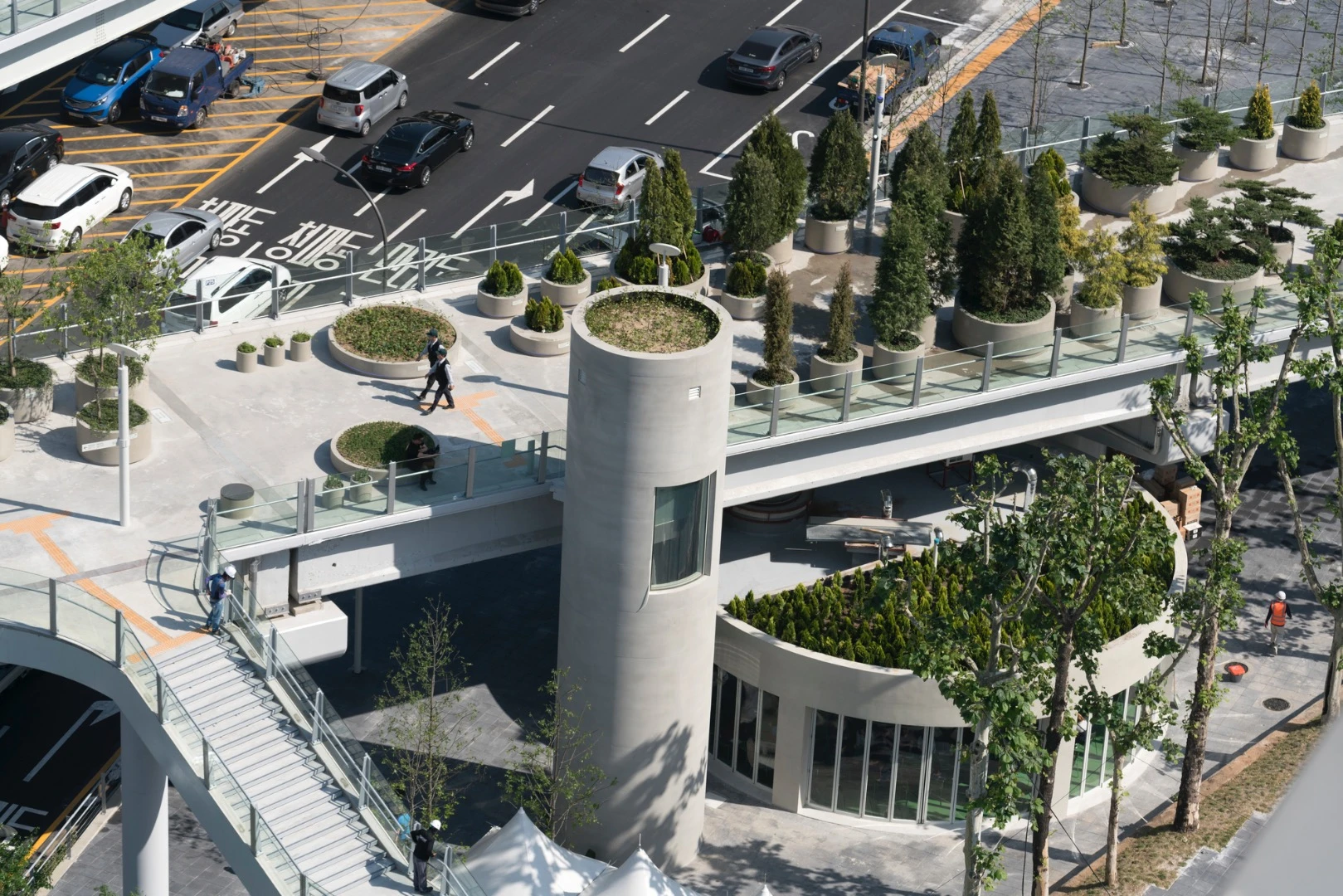 The Seoullo 7017 Skygarden includes small cylindrical cafes, flower shops, and street markets