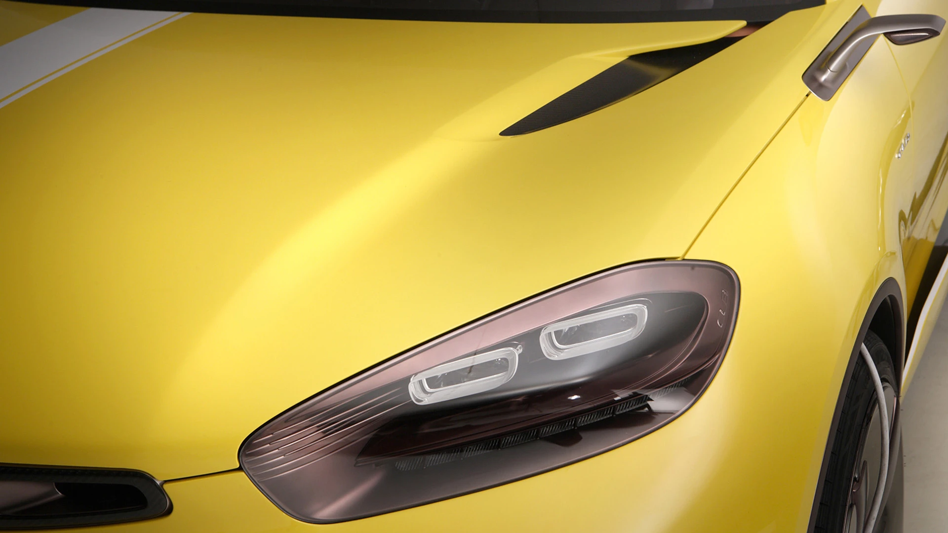 Headlights feature two-point LED lights, similar to those on the Kia Quoris, while big 19-inch alloy wheels fill out the stubby wheel arches