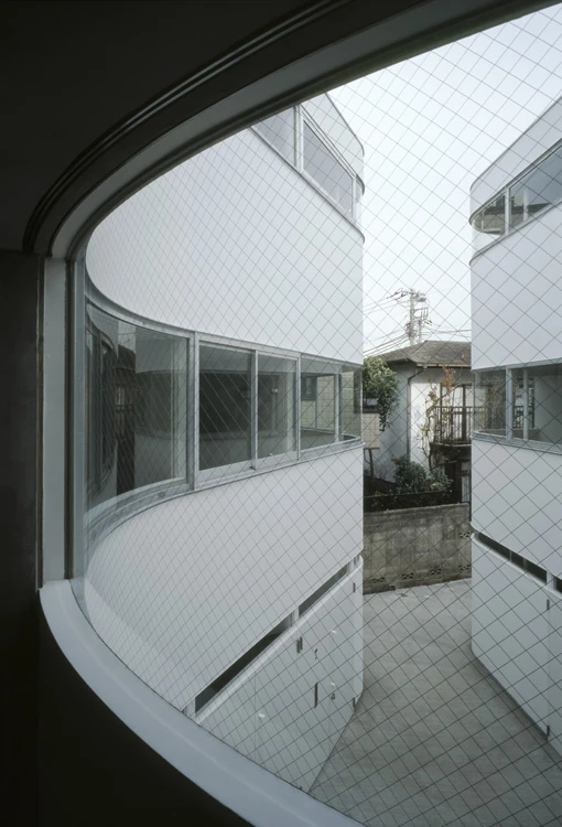 Because the exterior facade walls are not load-bearing, the architects were free to maximize its thermal properties, and include continuous strips of glazing running the entire length of the building